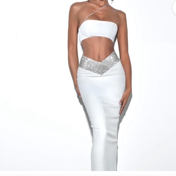 Chic White and Silver Maxi Dress - Picture 4 of 13